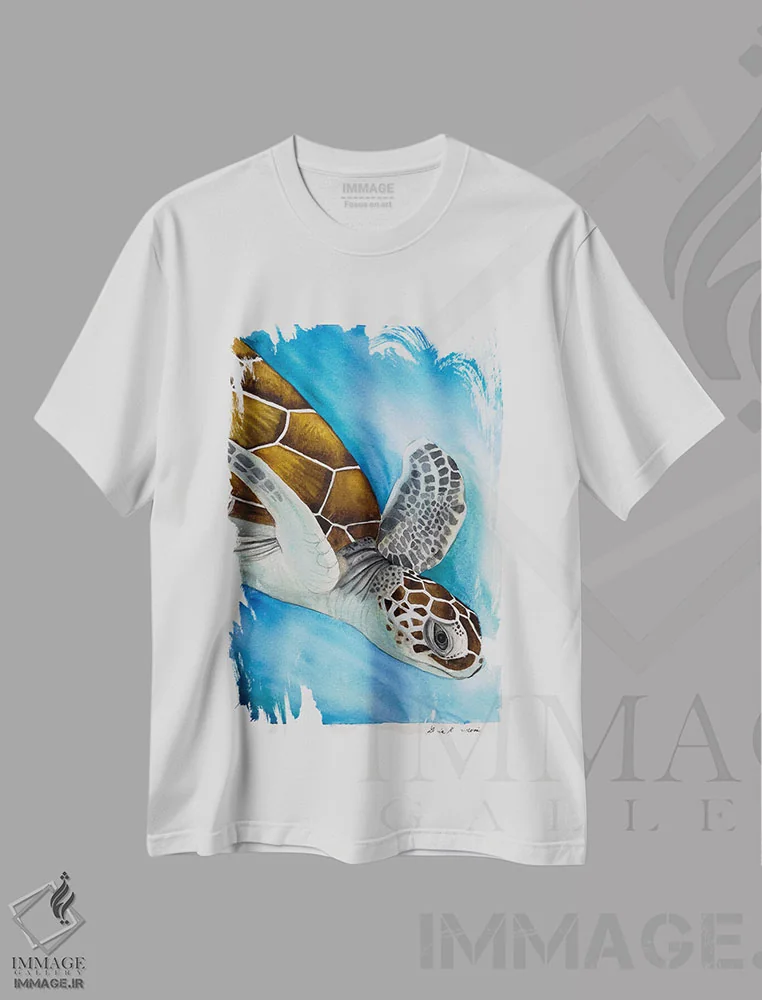 تیشرت سفید طرح دار لاک پشت شناگر، مدیوم اثر لوسیا کازاردووا | فروشگاه ایماژ