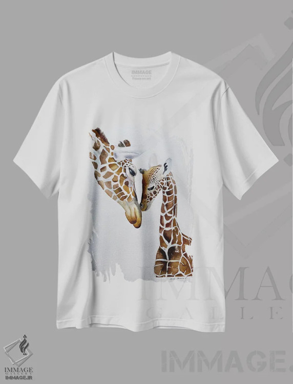 تیشرت سفید طرح دار بوسۀ زرافه، مدیوم اثر لوسیا کازاردووا | immage.ir