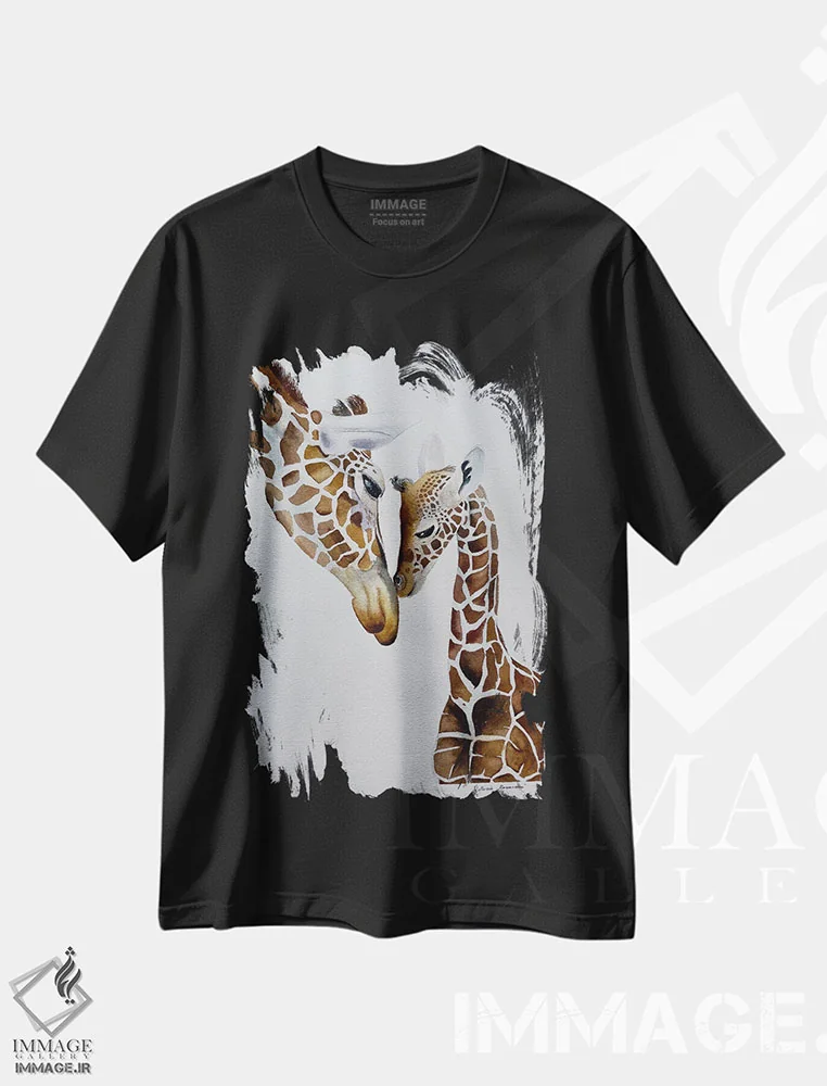 تیشرت مشکی طرح دار بوسۀ زرافه، مدیوم اثر لوسیا کازاردووا | فروشگاه ایماژ