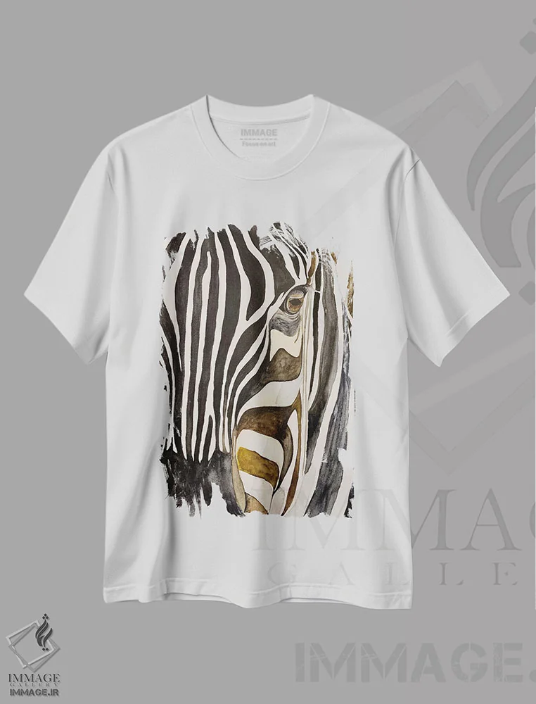تیشرت سفید طرح دار گورخر در غروب، مدیوم اثر لوسیا کازاردووا | immage.ir