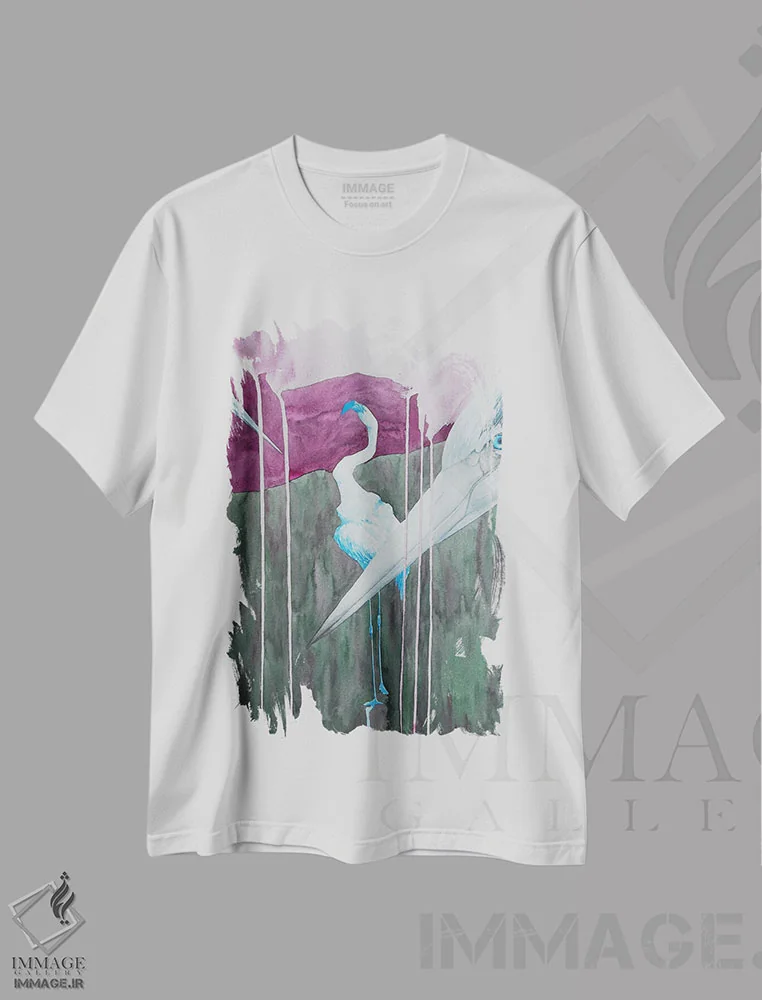 تیشرت سفید طرح دار دو حواصیل در جنگل، دکور معاصر اثر کارینا دانیلچوک | immage.ir