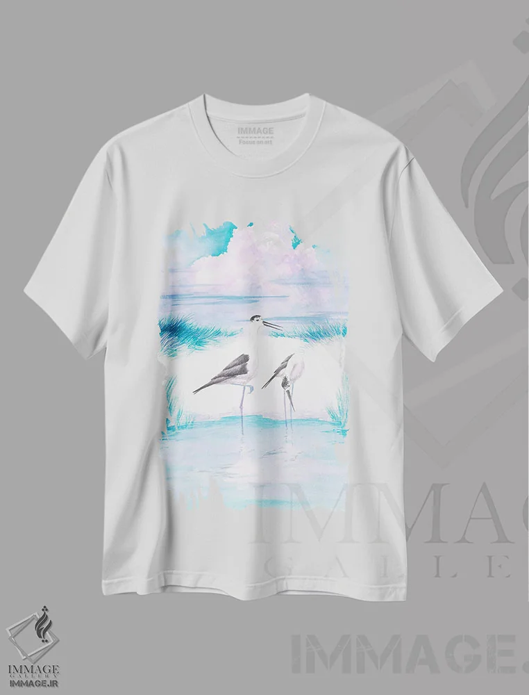 تیشرت سفید طرح دار پا بلند بال سیاه و غروب صورتی، دکور ساحلی اثر کارینا دانیلچوک | immage.ir