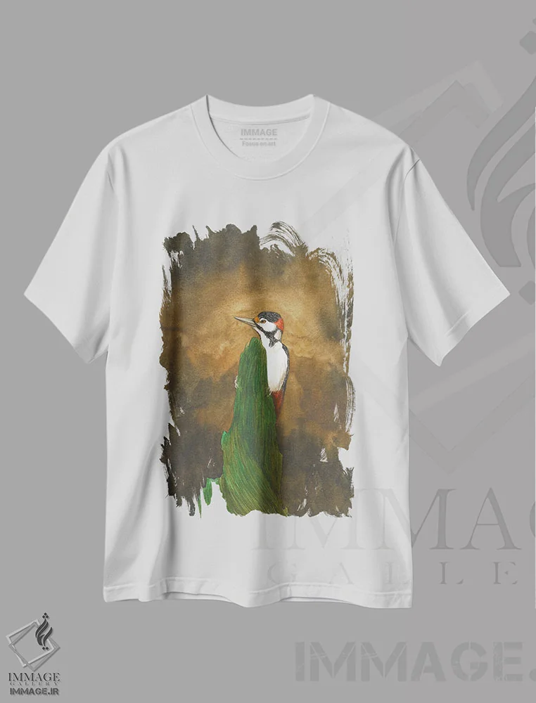 تیشرت سفید طرح دار دارکوب در جنگل، مدیوم اثر کارینا دانیلچوک | immage.ir
