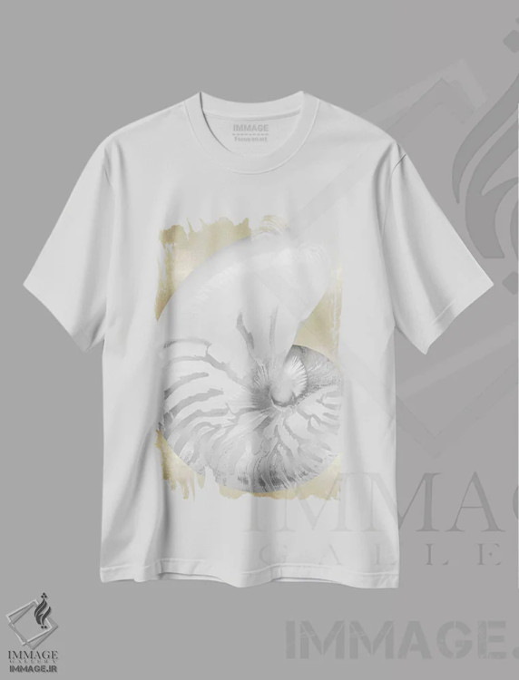 تیشرت سفید طرح دار صدف مرواریدی نقره ای روی طلا III، دکور ساحلی اثر کارولین کلی | فروشگاه ایماژ