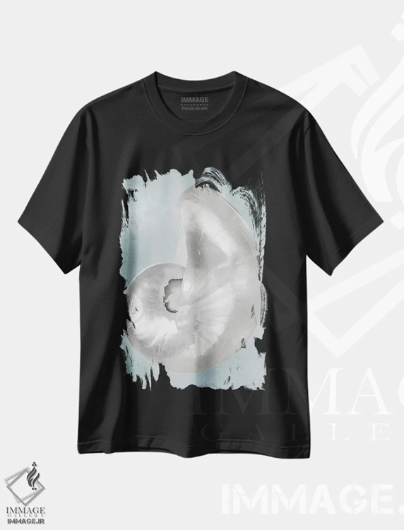 تیشرت مشکی طرح دار صدف نقره ای روی آبی آکوایی I، دکور ساحلی اثر کارولین کلی | فروشگاه ایماژ