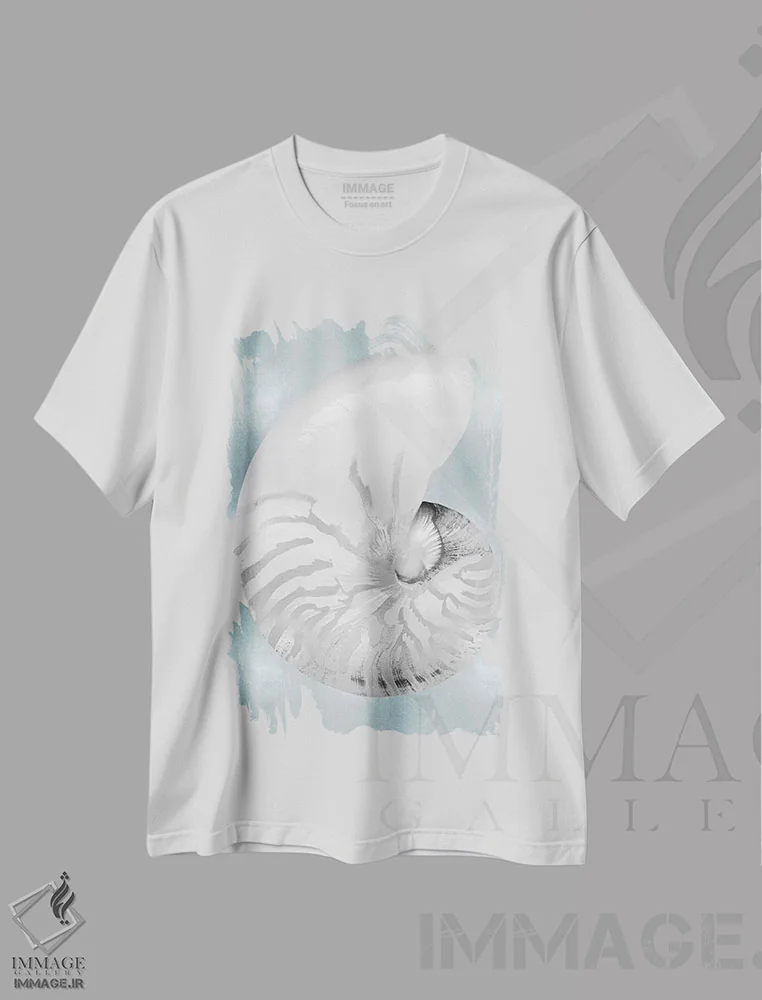 تیشرت سفید طرح دار صدف نقره ای روی آبی آکوایی II، دکور ساحلی اثر کارولین کلی | فروشگاه ایماژ