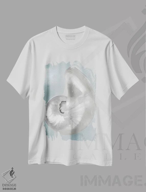 تیشرت سفید طرح دار صدف نقره ای روی آبی آکوایی I، دکور ساحلی اثر کارولین کلی | immage.ir