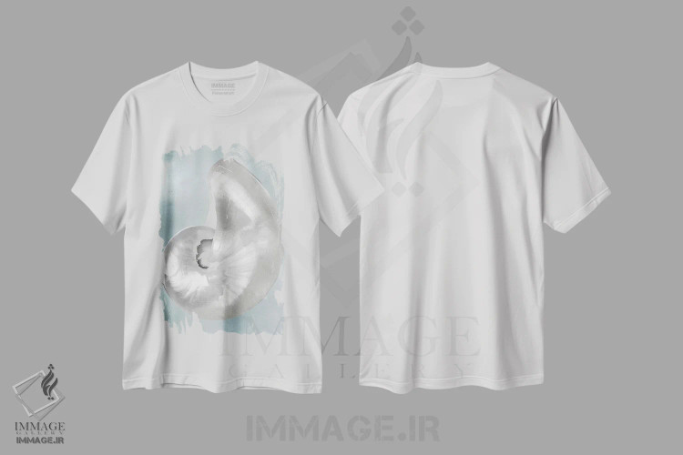 تیشرت سفید طرح دار صدف نقره ای روی آبی آکوایی I، دکور ساحلی اثر کارولین کلی | immage.ir