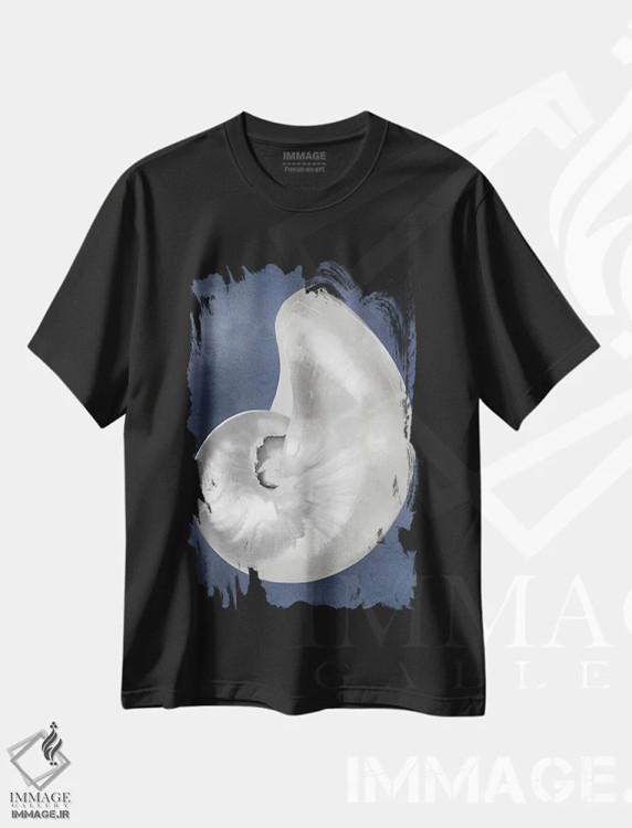 تیشرت مشکی طرح دار صدف نقره ای روی آبی نیلی I، دکور ساحلی اثر کارولین کلی | فروشگاه ایماژ
