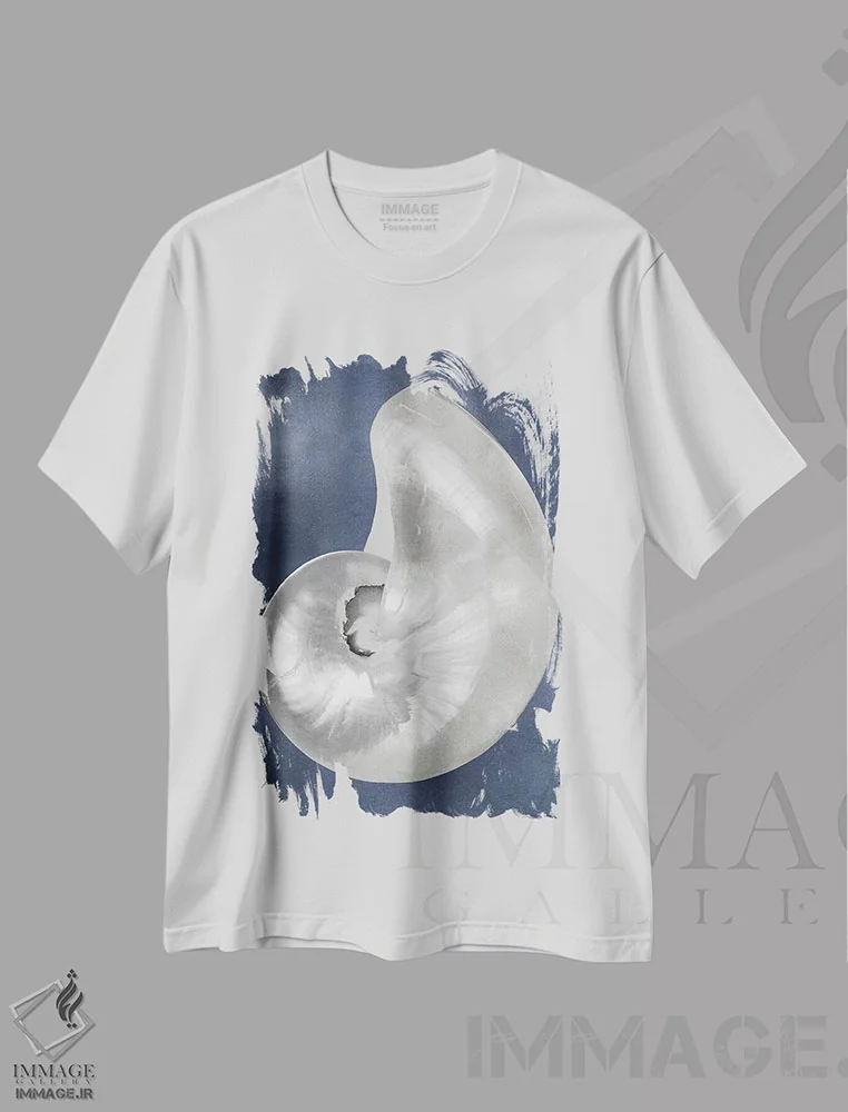 تیشرت سفید طرح دار صدف نقره ای روی آبی نیلی I، دکور ساحلی اثر کارولین کلی | immage.ir