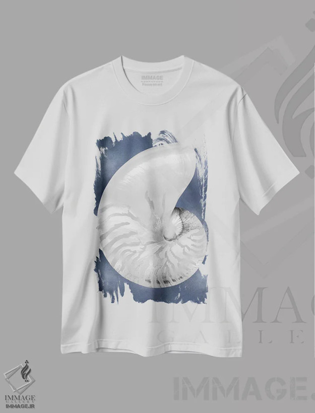 تیشرت سفید طرح دار صدف نقره ای روی آبی نیلی II، دکور ساحلی اثر کارولین کلی | فروشگاه ایماژ