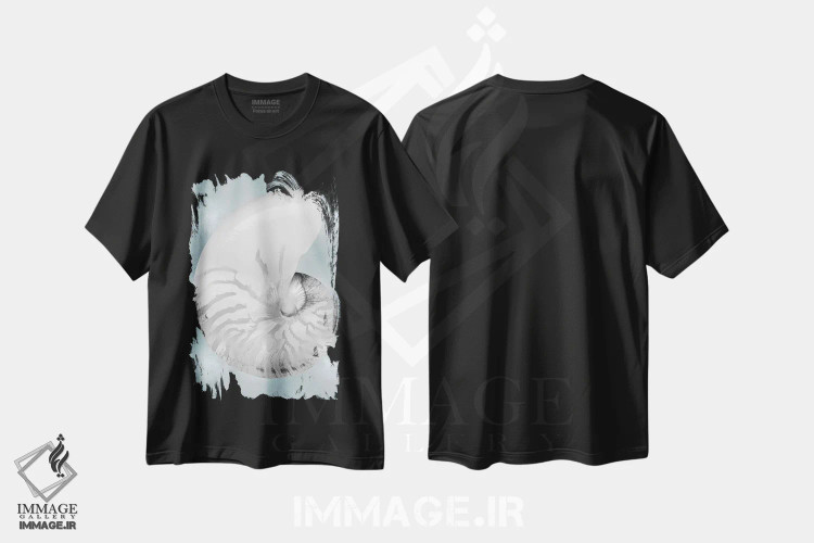 تیشرت مشکی طرح دار صدف نقره ای روی آبی آکوایی II، دکور ساحلی اثر کارولین کلی | immage.ir