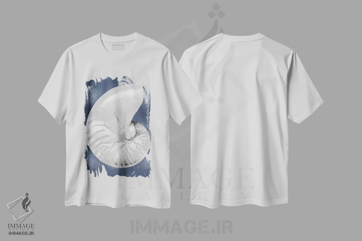 تیشرت سفید طرح دار صدف نقره ای روی آبی نیلی II، دکور ساحلی اثر کارولین کلی | فروشگاه ایماژ