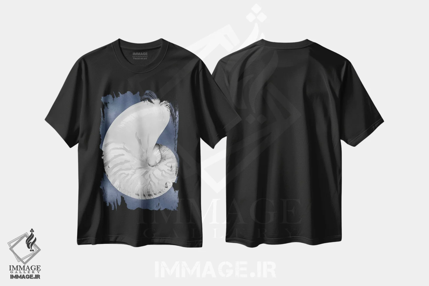 تیشرت مشکی طرح دار صدف نقره ای روی آبی نیلی II، دکور ساحلی اثر کارولین کلی | immage.ir