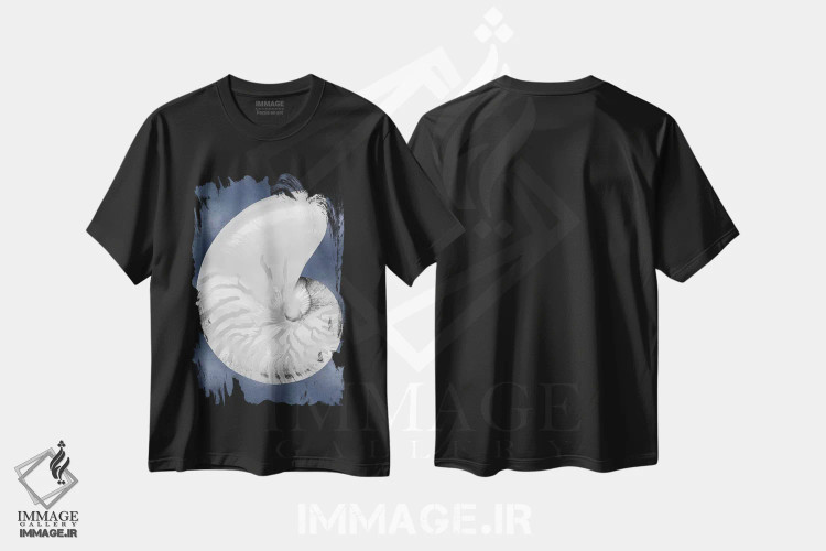 تیشرت مشکی طرح دار صدف نقره ای روی آبی نیلی II، دکور ساحلی اثر کارولین کلی | immage.ir