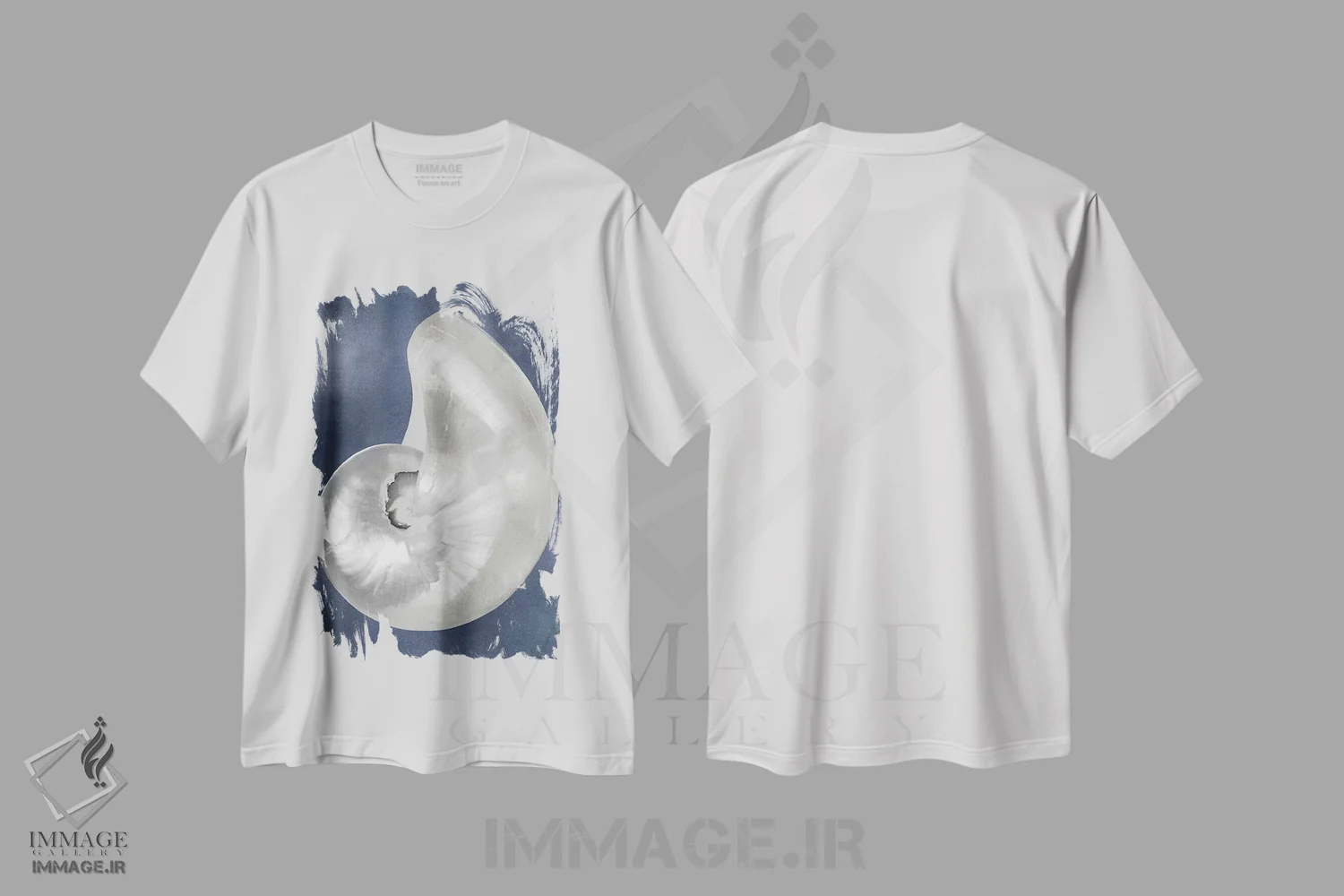 تیشرت سفید طرح دار صدف نقره ای روی آبی نیلی I، دکور ساحلی اثر کارولین کلی | immage.ir