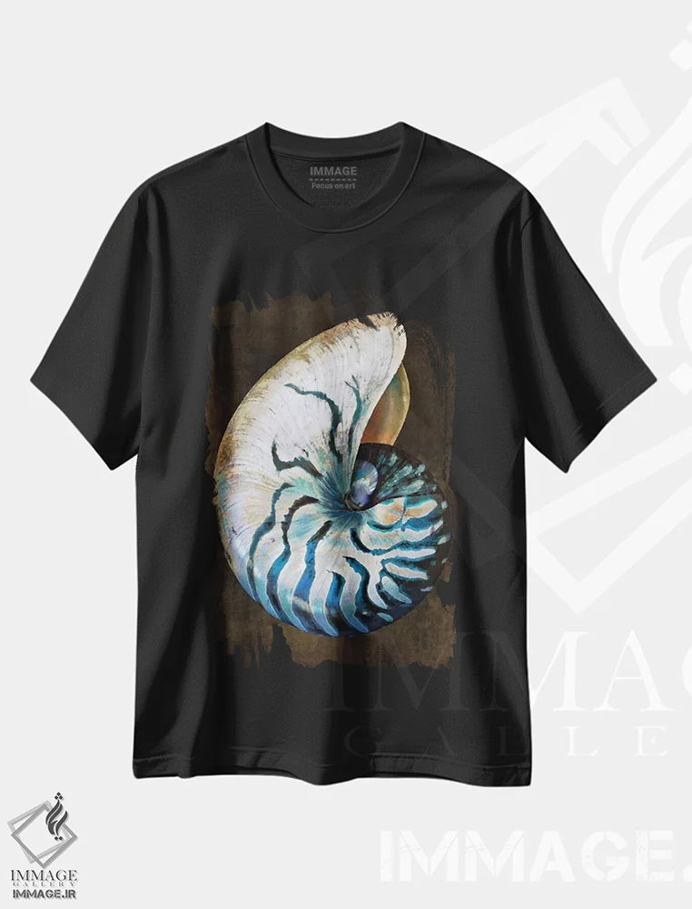 تیشرت مشکی طرح دار گنجینه اقیانوس IV، دکور ساحلی اثر کارولین کلی | فروشگاه ایماژ