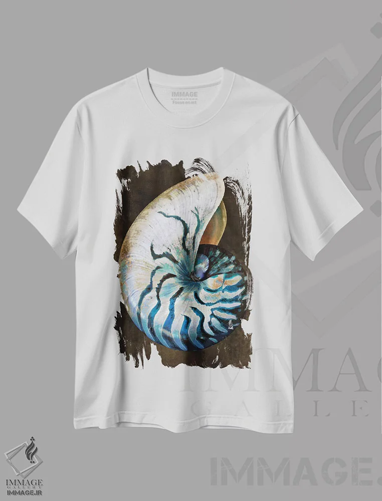 تیشرت سفید طرح دار گنجینه اقیانوس IV، دکور ساحلی اثر کارولین کلی | immage.ir