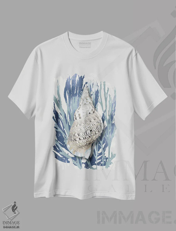 تیشرت سفید طرح دار مرجان صدفی آبی دریایی I، دکور ساحلی اثر کارولین کلی | فروشگاه ایماژ