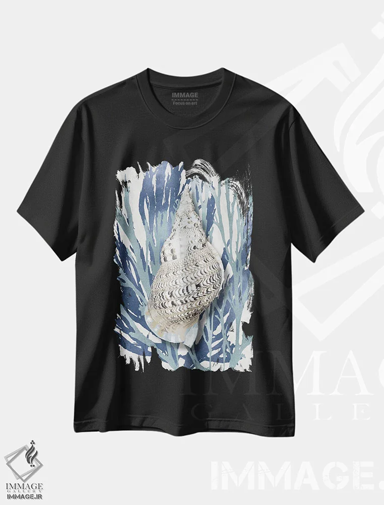 تیشرت مشکی طرح دار مرجان صدفی آبی دریایی I، دکور ساحلی اثر کارولین کلی | immage.ir