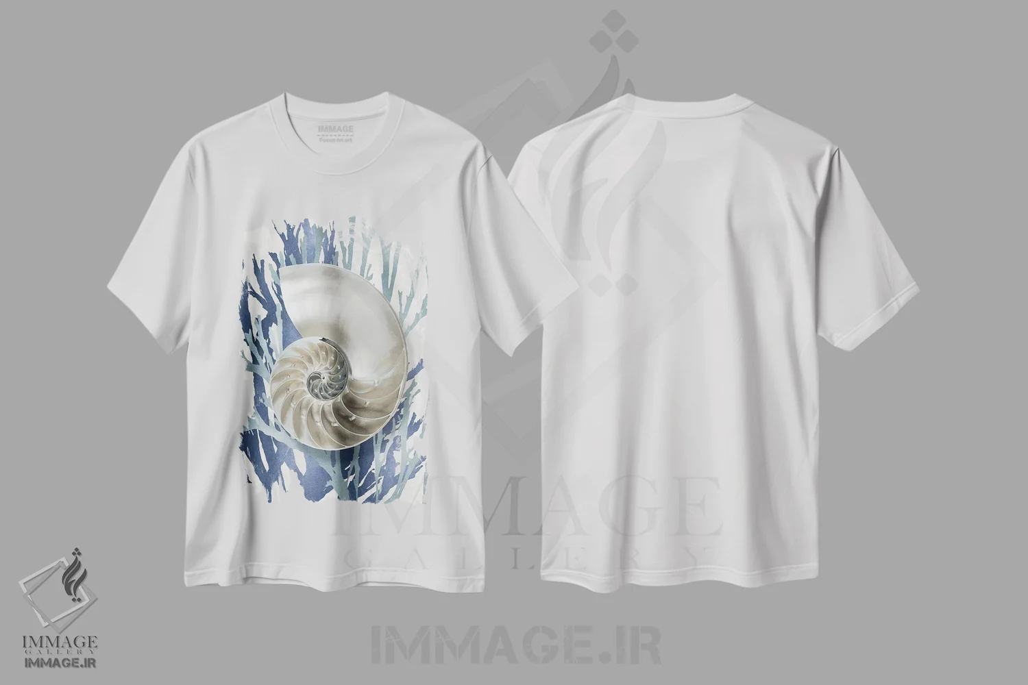 تیشرت سفید طرح دار مرجان صدفی آبی دریایی II، دکور ساحلی اثر کارولین کلی | immage.ir