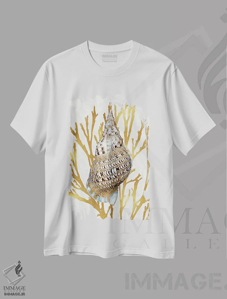 تیشرت سفید طرح دار مرجان صدفی طلایی I، دکور ساحلی اثر کارولین کلی | فروشگاه ایماژ