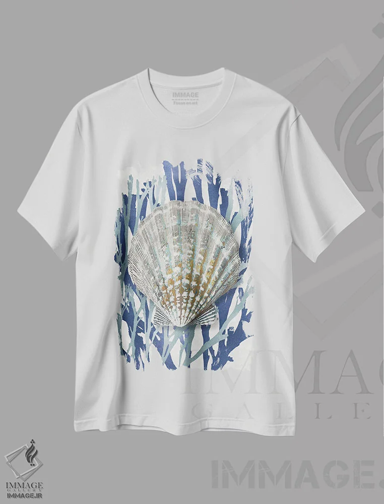 تیشرت سفید طرح دار مرجان صدفی آبی دریایی IV، دکور ساحلی اثر کارولین کلی | immage.ir