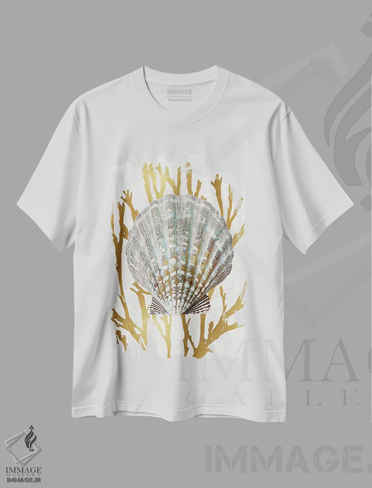 تیشرت سفید طرح دار مرجان صدفی طلایی IV، دکور ساحلی اثر کارولین کلی | immage.ir