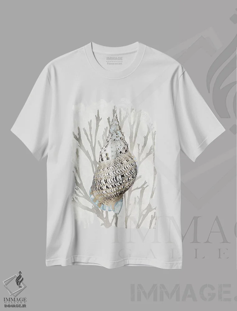 تیشرت سفید طرح دار مرجان صدفی نقره ای I، دکور ساحلی اثر کارولین کلی | فروشگاه ایماژ