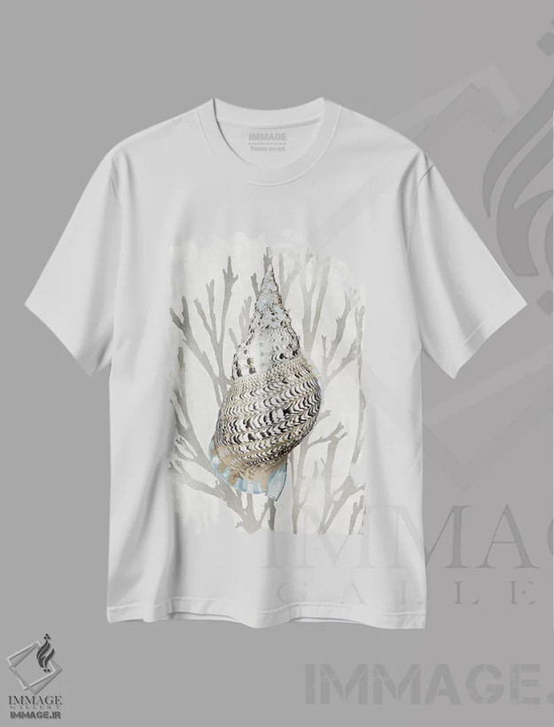 تیشرت سفید طرح دار مرجان صدفی نقره ای I، دکور ساحلی اثر کارولین کلی | فروشگاه ایماژ