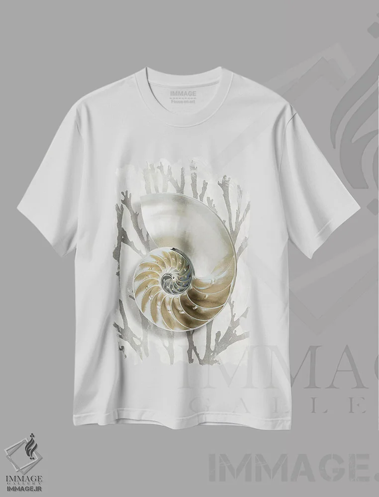 تیشرت سفید طرح دار مرجان صدفی نقره ای II، دکور ساحلی اثر کارولین کلی | immage.ir
