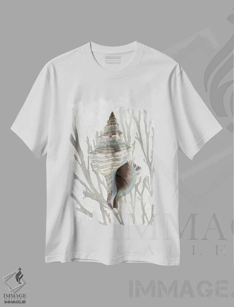 تیشرت سفید طرح دار مرجان صدفی نقره ای III، دکور ساحلی اثر کارولین کلی | فروشگاه ایماژ