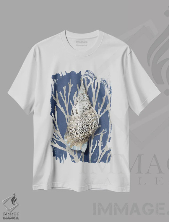 تیشرت سفید طرح دار مرجان صدفی نقره ای روی آبی I، دکور ساحلی اثر کارولین کلی | فروشگاه ایماژ
