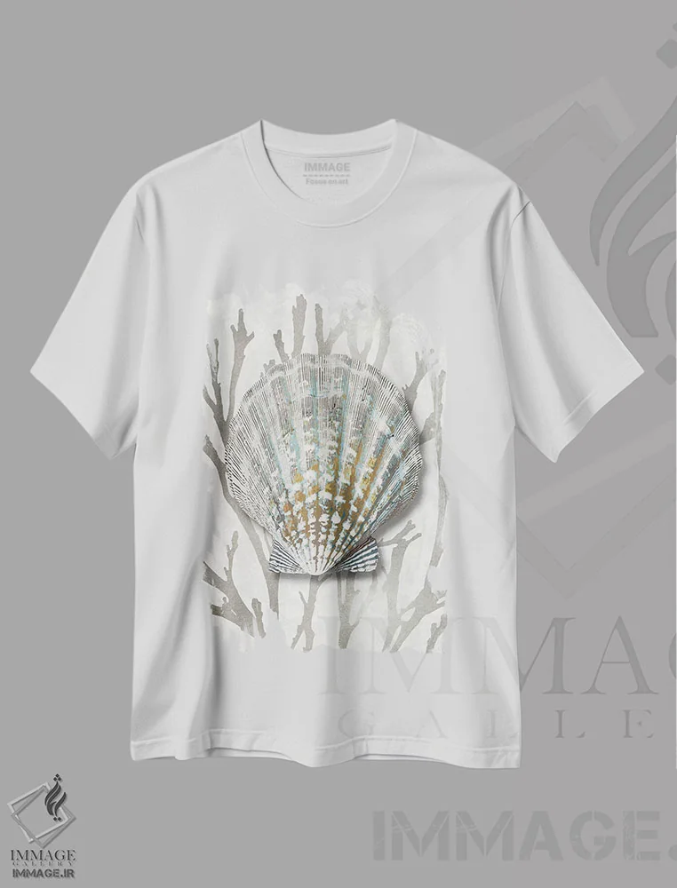تیشرت سفید طرح دار مرجان صدفی نقره ای IV، دکور ساحلی اثر کارولین کلی | immage.ir