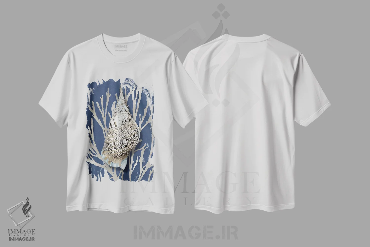 تیشرت سفید طرح دار مرجان صدفی نقره ای روی آبی I، دکور ساحلی اثر کارولین کلی | فروشگاه ایماژ