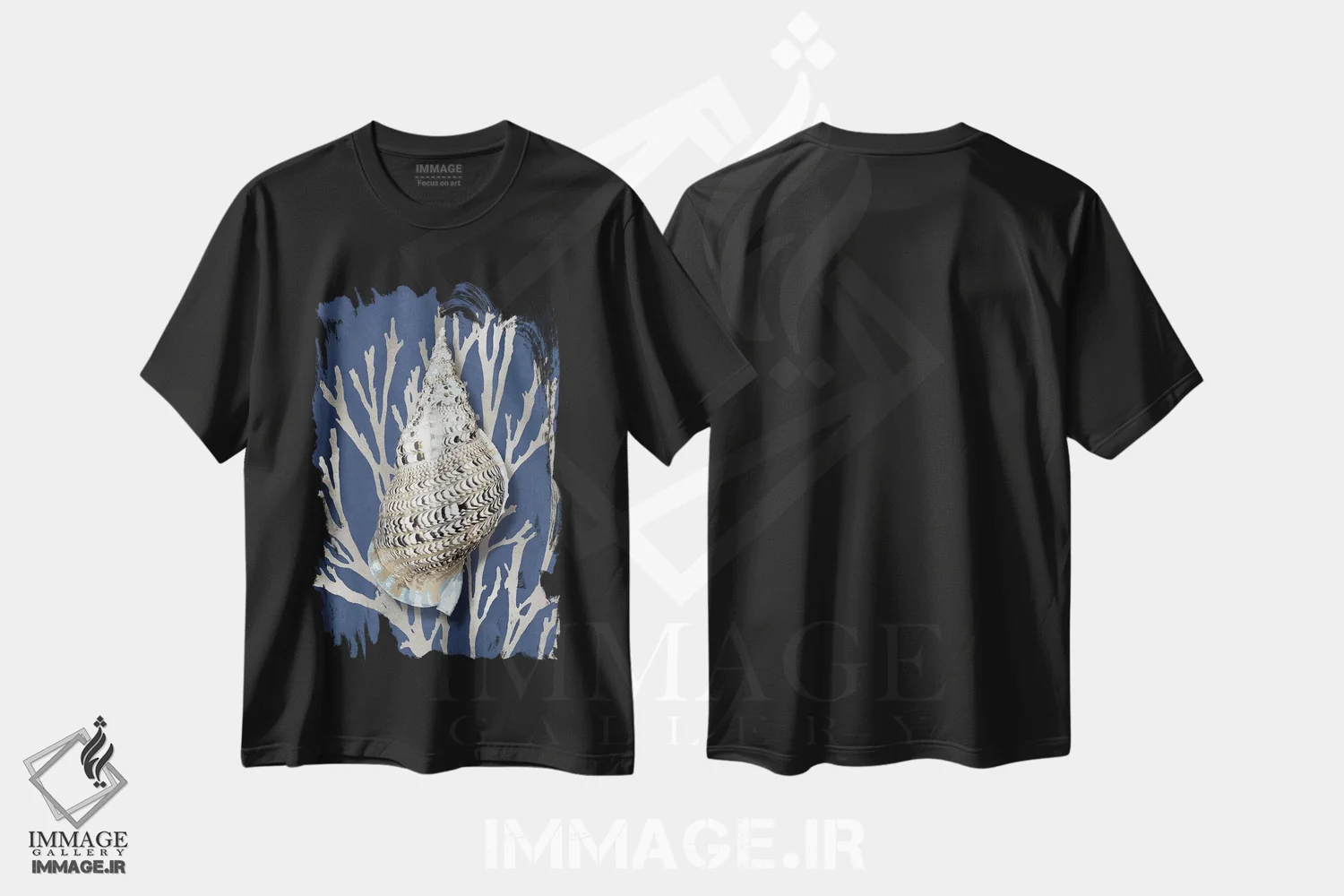 تیشرت مشکی طرح دار مرجان صدفی نقره ای روی آبی I، دکور ساحلی اثر کارولین کلی | immage.ir