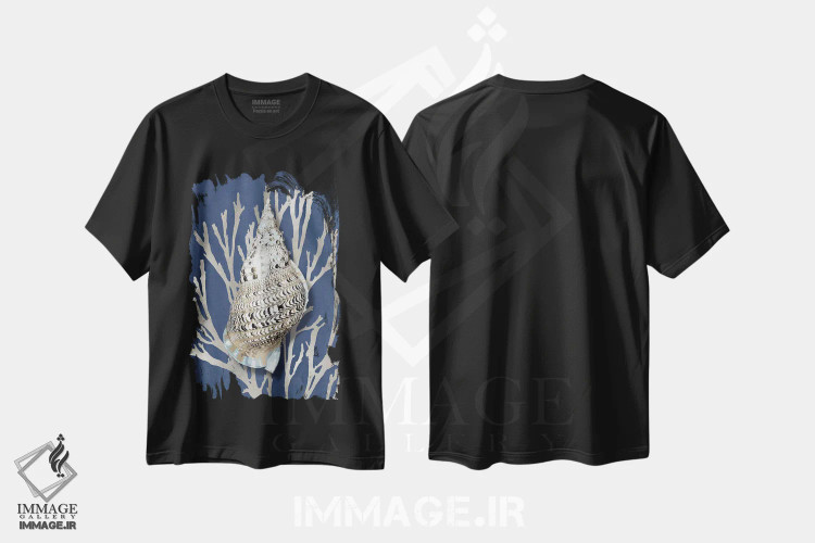 تیشرت مشکی طرح دار مرجان صدفی نقره ای روی آبی I، دکور ساحلی اثر کارولین کلی | immage.ir