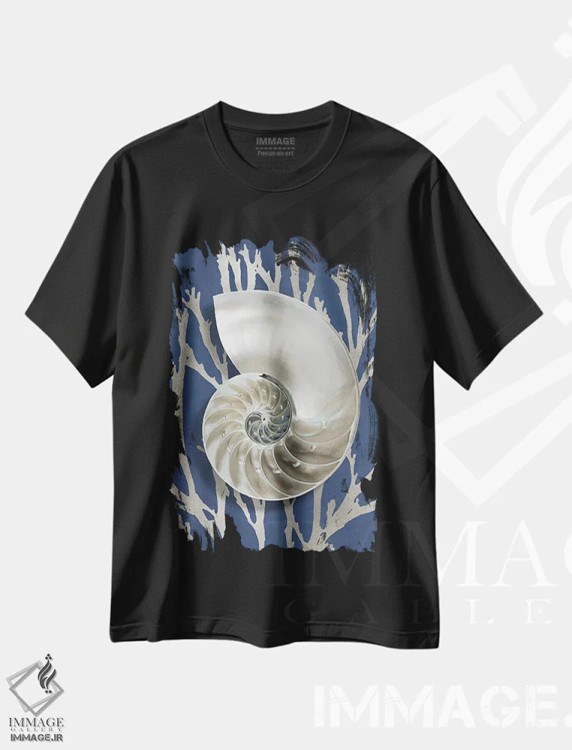 تیشرت مشکی طرح دار مرجان صدفی نقره ای روی آبی II، دکور ساحلی اثر کارولین کلی | فروشگاه ایماژ