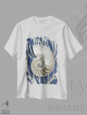 تیشرت سفید طرح دار مرجان صدفی نقره ای روی آبی II، دکور ساحلی اثر کارولین کلی | immage.ir