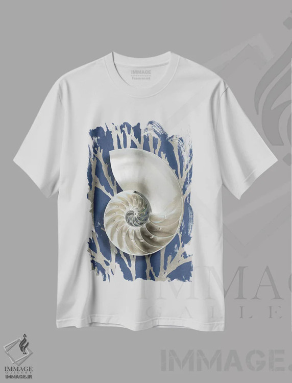 تیشرت سفید طرح دار مرجان صدفی نقره ای روی آبی II، دکور ساحلی اثر کارولین کلی | immage.ir