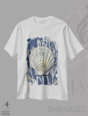 تیشرت سفید طرح دار مرجان صدفی نقره ای روی آبی IV، دکور ساحلی اثر کارولین کلی | فروشگاه ایماژ