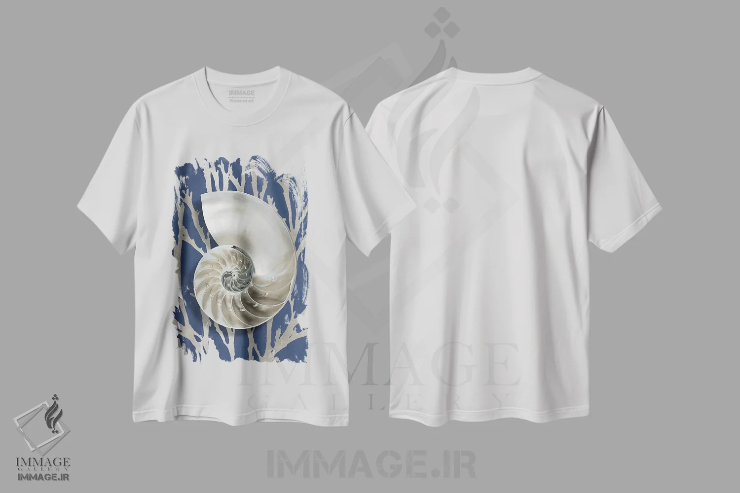 تیشرت سفید طرح دار مرجان صدفی نقره ای روی آبی II، دکور ساحلی اثر کارولین کلی | immage.ir