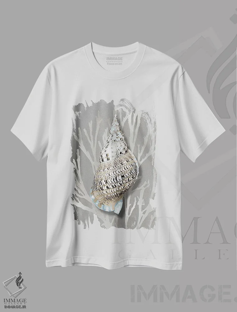 تیشرت سفید طرح دار مرجان صدفی نقره ای روی خاکستری I، دکور ساحلی اثر کارولین کلی | immage.ir