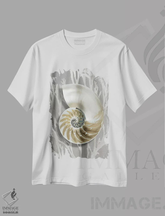 تیشرت سفید طرح دار مرجان صدفی نقره ای روی خاکستری II، دکور ساحلی اثر کارولین کلی | فروشگاه ایماژ