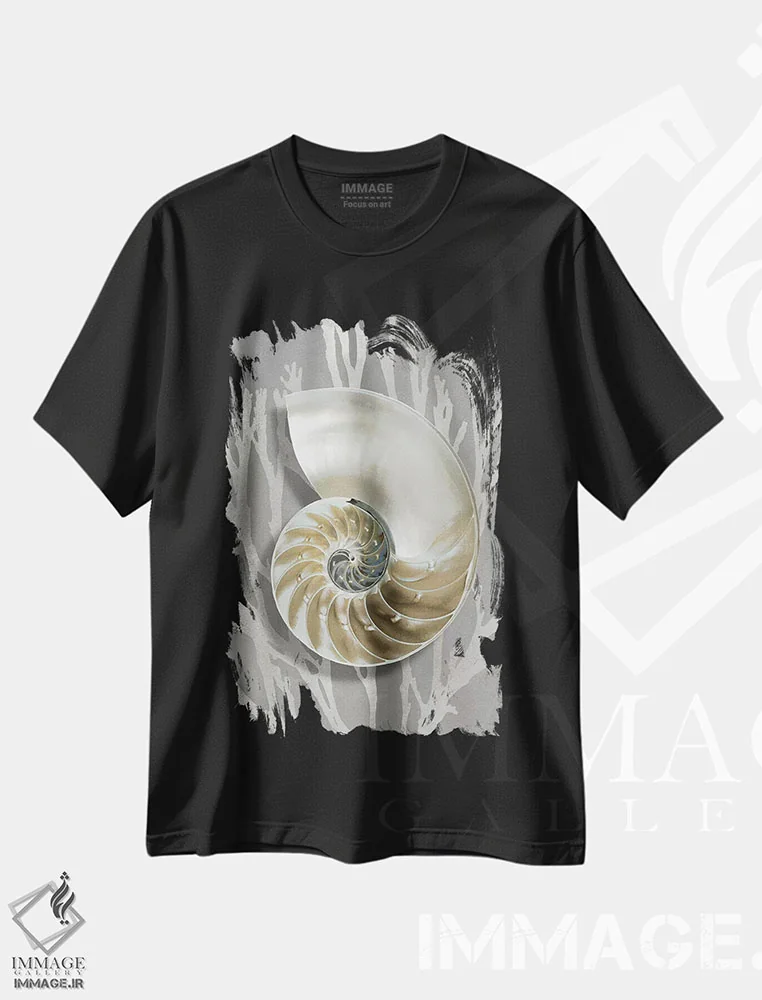 تیشرت مشکی طرح دار مرجان صدفی نقره ای روی خاکستری II، دکور ساحلی اثر کارولین کلی | immage.ir