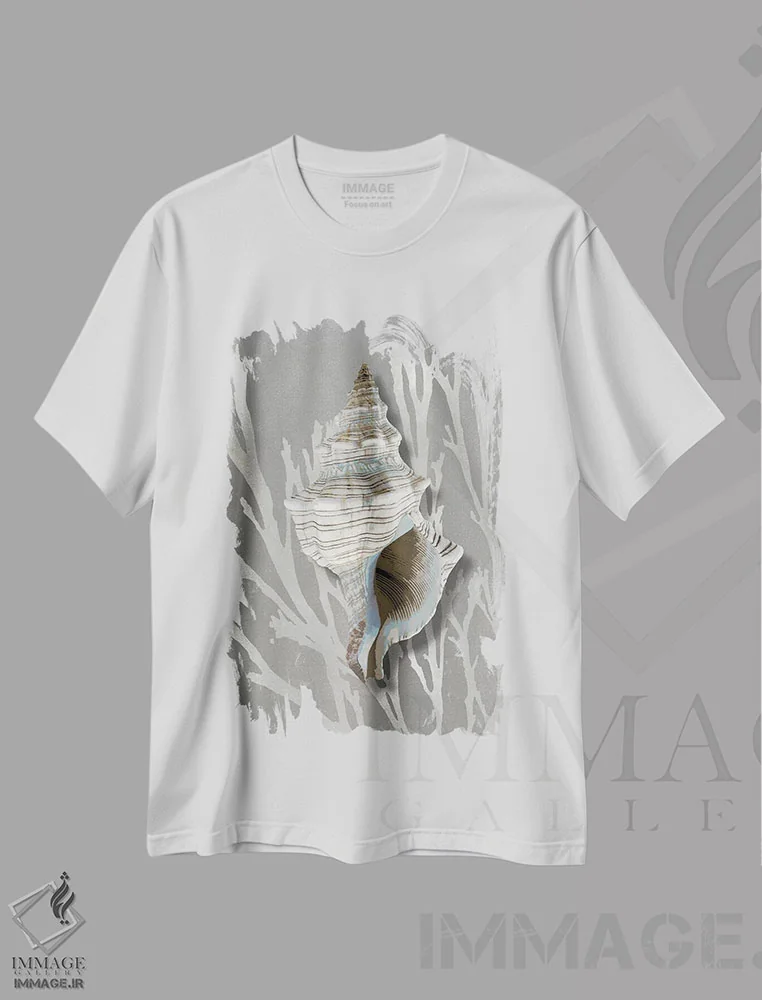 تیشرت سفید طرح دار مرجان صدفی نقره ای روی خاکستری III، دکور ساحلی اثر کارولین کلی | immage.ir