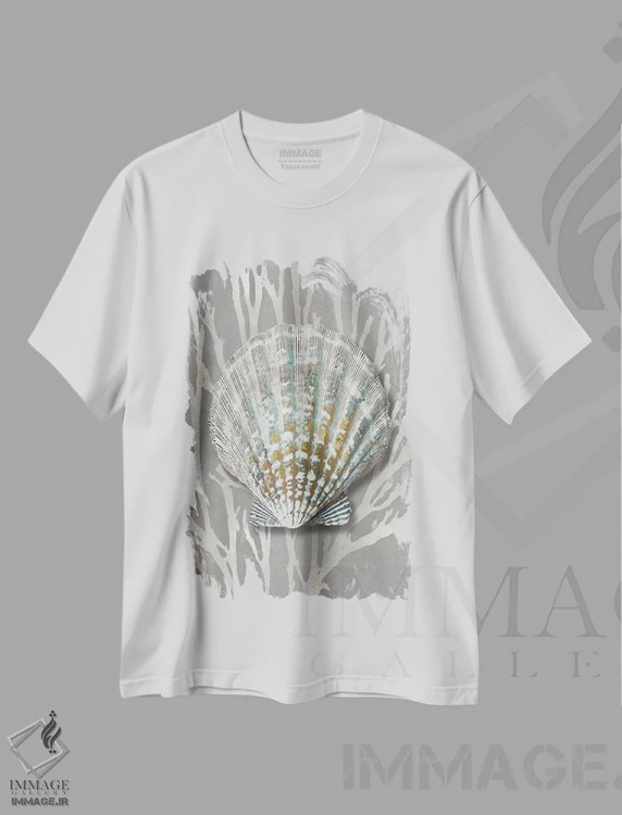 تیشرت سفید طرح دار مرجان صدفی نقره ای روی خاکستری IV، دکور ساحلی اثر کارولین کلی | فروشگاه ایماژ
