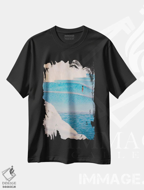 تیشرت مشکی طرح دار دختر جوان روی تراورتن های پاموکاله، ترکیه، مدیوم اثر کرن سو | فروشگاه ایماژ
