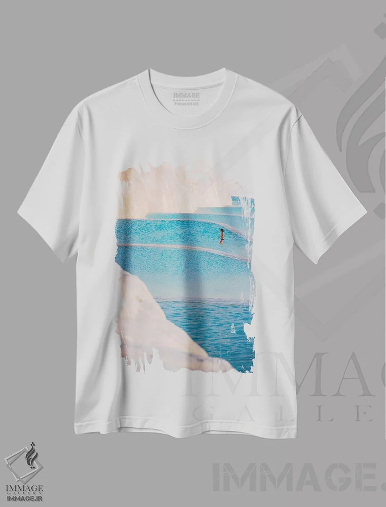 تیشرت سفید طرح دار دختر جوان روی تراورتن های پاموکاله، ترکیه، مدیوم اثر کرن سو | immage.ir