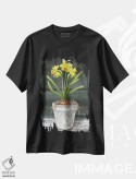 تیشرت مشکی طرح دار باغ روستایی ۱ - نرگس ها، دکور روستایی اثر کلسی ویلسون | immage.ir